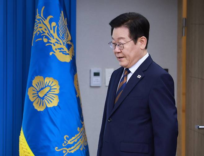 이재명 대통령이 지난달 27일 서울 용산 대통령실 청사에서 열린 수석보좌관회의에 입장하고 있다./뉴시스
