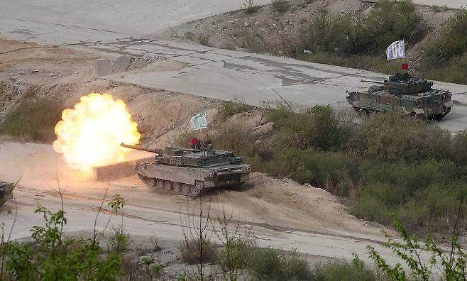 지난 2023년 경기도 포천 승진훈련장에서 진행된 K2전차 와 K21장갑차가 기동 및 사격 시범. /뉴스1