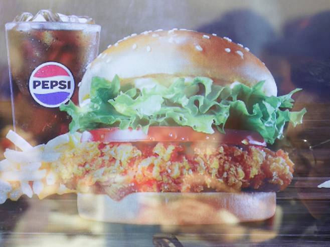 지난 25일 서울의 한 패스트푸드점에 붙은 햄버거 사진. /연합뉴스