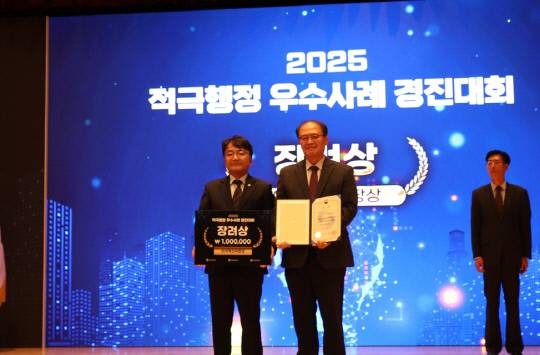 세종도시교통공사는 지난 27일 정부세종청사에서 열린 '2025 적극행정 우수사례 경진대회'에서 '기둥형 정류장 축광스티커 부착'이 지방공공기관 분야 장려상(인사혁신처장상)을 수상했다고 밝혔다. 세종도시교통공사 제공