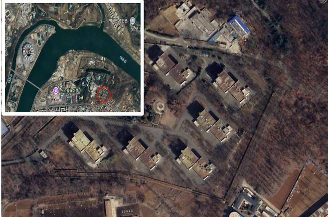 위성에서 본 평양시와 은덕촌(작은 사진·빨간 동그라미). 한 동에 10세대가 사는 6동짜리 아파트가 북한 핵심 고위급이 사는 은덕촌이다(큰 사진).  구글어스 캡처.