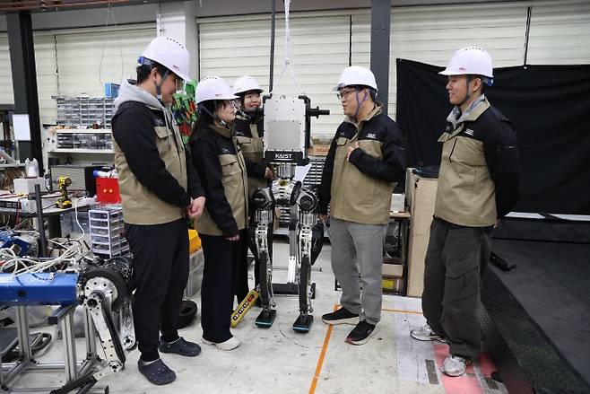 KAIST 휴보랩 연구실에서 수상자들과 차세대 휴머노이드 로봇. 왼쪽부터 최종훈 박사과정생, 민현숙 홍보실장, 이지현 행정원, 박해원 교수, 김기정 박사과정생. KAIST 제공