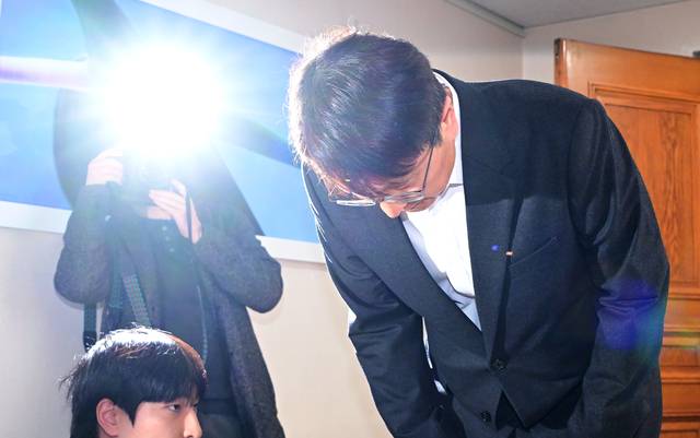 박세준 쿠팡 대표가 30일 쿠팡 사태 관련 긴급 관계부처 장관회의가 열린 정부서울청사에서 공개 사과하고 있다. 연합뉴스, 무단 전재-재배포, AI 학습 및 활용 금지>