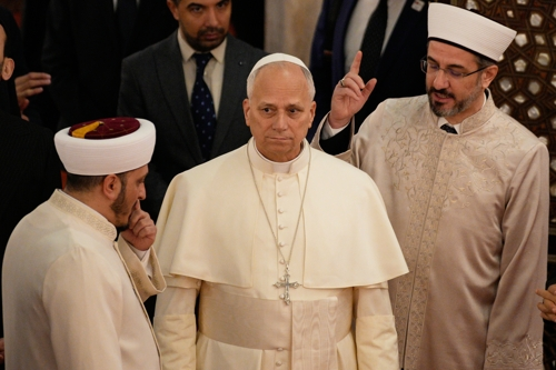 블루 모스크 방문한 레오 14세 교황. [AP 연합뉴스]