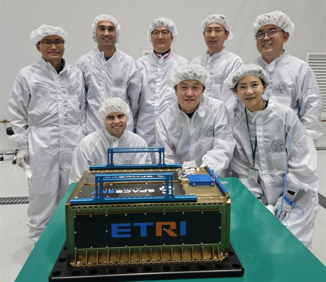 에트리샛과 연구진 모습. ETRI 제공.