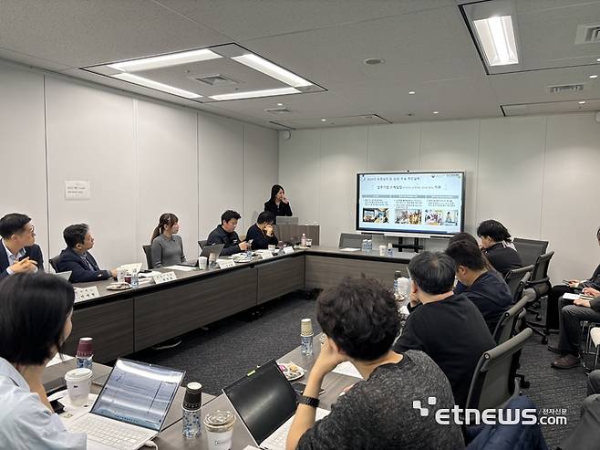 정하림 중소벤처기업진흥공단 도쿄GBC 센터장이 입주 기업들과 함께  일본 시장 진출을 위한 준비 사항과 스타트업 투자 현황, 일본 정부의 스타트업 지원책 등을 설명하고 있다.