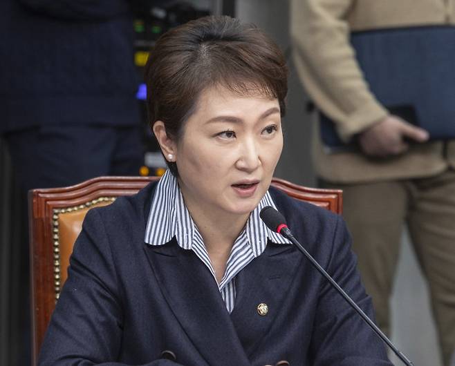 더불어민주당 이언주 최고위원이 24일 국회에서 열린 최고위원회의에서 이날 예정된 당무위원회에서 논의될 '당원 1인 1표제' 관련 발언을 하고 있다. 연합뉴스