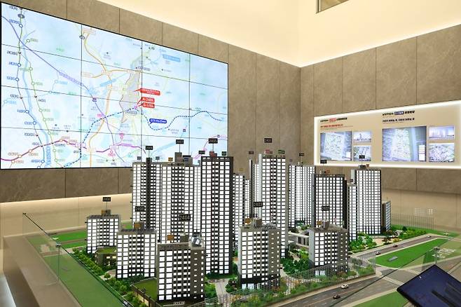 경기도 별내동 '남양주왕숙 A-24·B-17 블록' 견본주택 내 전시된 단지 모형과 광역교통망 안내 화면. 공동취재단