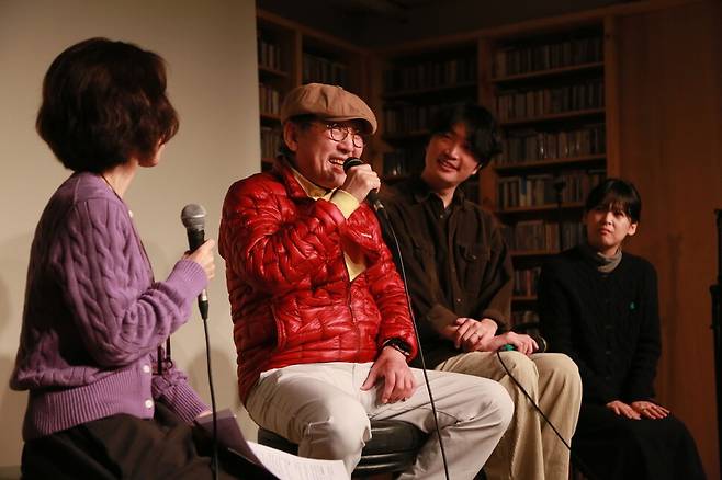 지난 27일 서울 마포구 벨로주 망원에서 열린 북토크 ‘한국 대중음악의 판을 바꾼 전설, 최성원과의 만남’에서 들국화 멤버 최성원이 이야기를 하고 있다. 한국 팝의 고고학 제공