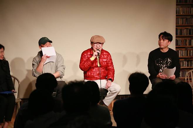 지난 27일 서울 마포구 벨로주 망원에서 열린 북토크 ‘한국 대중음악의 판을 바꾼 전설, 최성원과의 만남’에서 들국화 멤버 최성원이 이야기를 하고 있다. 한국 팝의 고고학 제공