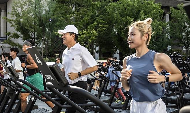 오세훈 서울시장이 지난해 6월18일 서울 광화문 광장에서 열린 ‘손목닥터 9988’ 100만 참여 기념행사에 참석해 무동력 트레드밀 릴레이 걷기 챌린지를 하고 있다. 서울시 제공