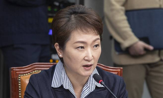 더불어민주당 이언주 최고위원이 24일 국회에서 열린 최고위원회의에서 이날 예정된 당무위원회에서 논의될 \'당원 1인 1표제\' 관련 발언을 하고 있다. 연합뉴스