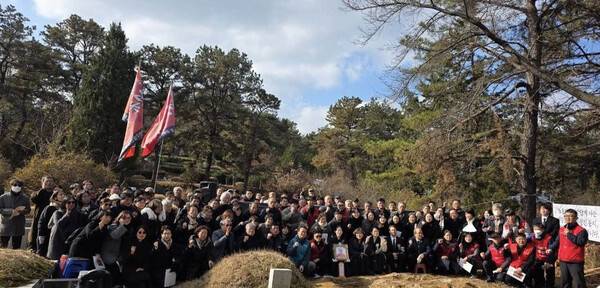 마석 모란공원 하관식 뒤 찍었다. 필자 제공