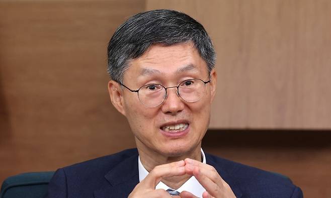 문형배 전 헌법재판소장 권한대행이 지난달 29일 서울 마포구 한겨레신문사에서 인터뷰하고 있다. 정용일 선임기자 yongil@hani.co.kr
