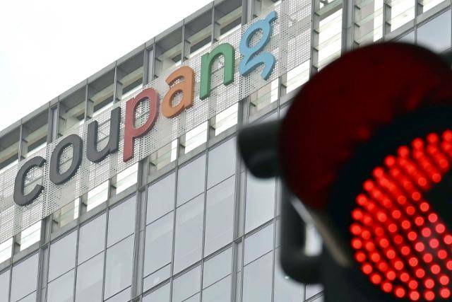 고객 3,370만 명의 개인정보 유출 사고가 일어난 서울 송파구 쿠팡 본사 앞 교통신호기에 30일 빨간불이 켜져 있다. 강예진 기자