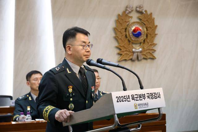 김상환 전 육군본부 법무실장이 지난달 24일 충남 계룡대 육군본부에서 열린 국회 국방위원회 육군 국정감사에서 의원 질의에 대답하고 있다. 연합뉴스