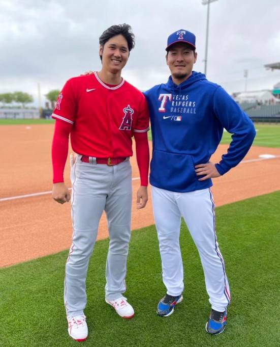 2021년 텍사스 시절의 아리하라. 오른쪽은 당시 LA 에인절스에서 뛰던 오타니 쇼헤이. @aripay_35 캡처