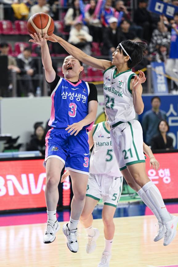 공격은 물론이고 수비에서도 만점 활약을 이어가고 있는 이이지마 사키. WKBL 제공