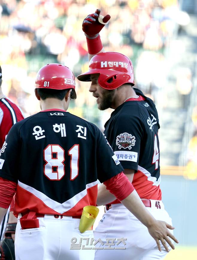 29일 오후 잠실야구장에서 열린 2025 프로야구 KIA와 LG 경기. KIA 위즈덤이 6회 역전 1타점 적시타를 기록한 뒤 기뻐하고 있다. 잠실=정시종 기자 /2025.06.29.