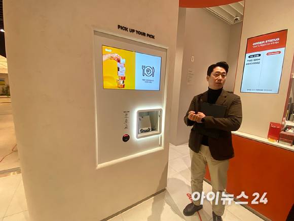 교촌 판교 사옥 1층 소싯(SAUCIT) 매장에 설치된 자동화 픽업 보관함. [사진=정승필 기자]
