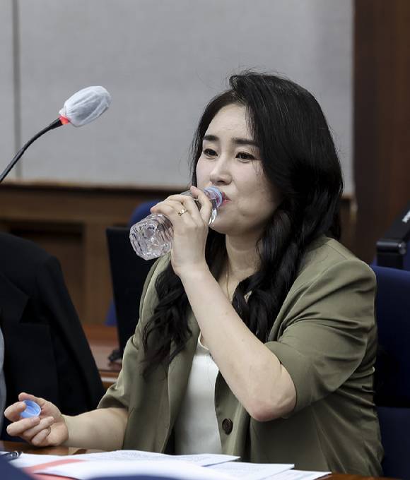 윤석열 전 대통령 법률대리인단인 김계리 변호사가 26일 서울 서초구 서울중앙지방법원에서 열린 윤 전 대통령에 대한 '특수공무 집행 방해, 직권남용 권리행사 방해 혐의' 첫 재판에 출석해 있다. [사진=사진공동취재단]