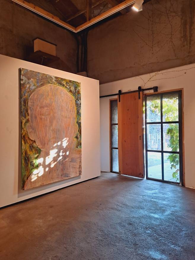 갤러리 감저 내부 전시장. 문성은 작가의 회화 작품이 설치된 모습. (작가 제공)