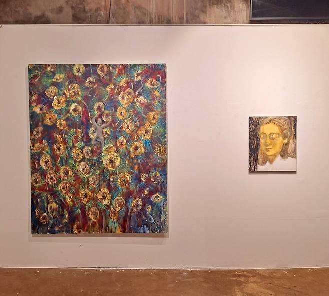 문성은 작가의 회화 두 점이 나란히 전시된 갤러리 감저 전시장. (작가 제공)