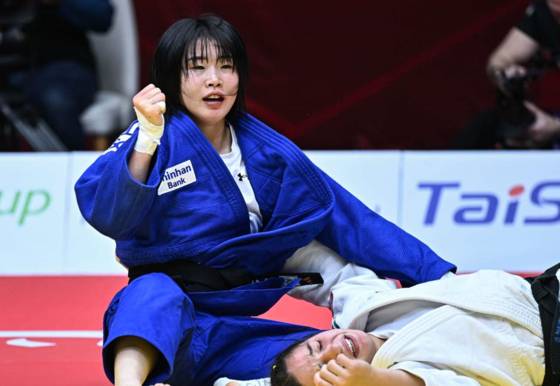 우승 후 주먹을 불끈 쥔 허미미(왼쪽). 사진 IJF