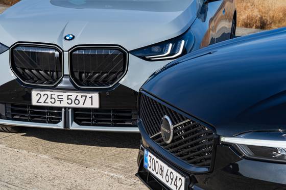 BMW X3(왼쪽)와 볼보 CX60.