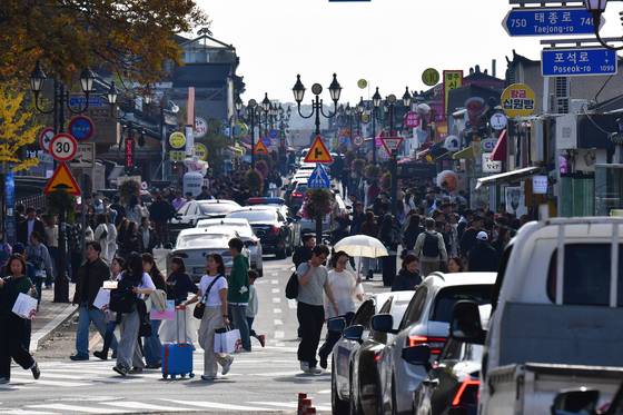 지난 9일 경북 경주시 관광명소로 알려진 황리단길 곳곳이 관광객들로 붐비고 있다. 뉴스1