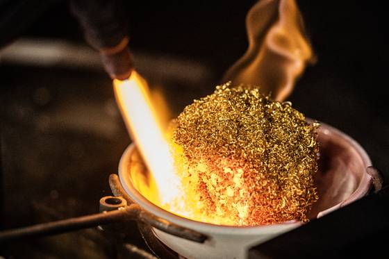 서울 종로 금거래소에서 한 직원이 금 부스러기를 녹여 골드바를 만들고 있다. 기사 이해를 돕기 위한 사진. 전민규 기자