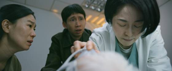 영화 '고당도'는 급전을 마련하기 위해 뇌사 상태 아버지의 가짜 장례식을 치르는 남매의 이야기다. 사진 트리플픽쳐스
