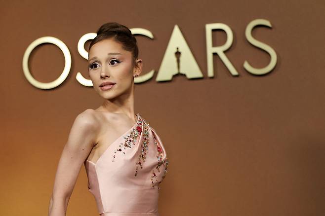 아리아나 그란데가 지난 16일(현지시간) 미국 캘리포니아주 로스앤젤레스에서 열린 제16회 미국 영화예술과학아카데미(AMPAS) 시상식에 참석하고 있다. 로이터=연합뉴스