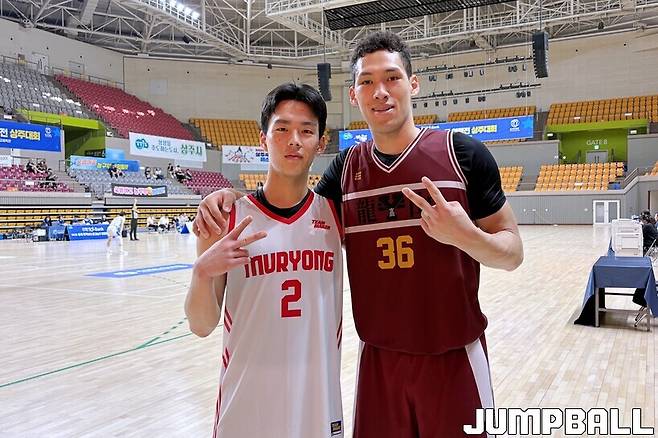 ▲연고 지명 선수 무룡고 김건하(현대모비스)와 용산고 에디 다니엘(SK)