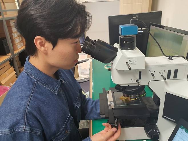 이태송 과장이 반도체 외관 검사 중이다. 윤현주 기자