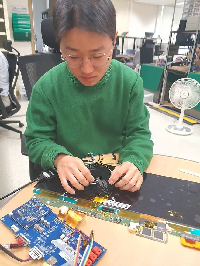 이지헌 연구원이 아날로그 회로 분석을 하고 있다. 윤현주 기자