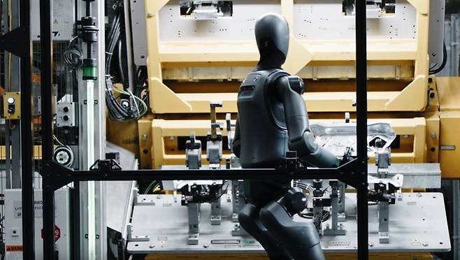 피규어 AI가 만든 휴머노이드 피규어02가 실제 공장에 투입돼 일하는 모습. 사진=피규어AI 공식 홈페이지 캡처.