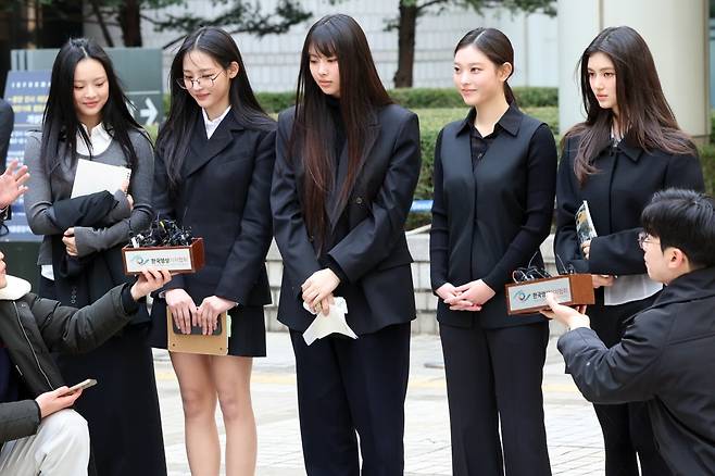 뉴진스(하니·민지·혜인·해린·다니엘)가 3월 7일 서울 서초구 서울중앙지방법원에서 어도어 측이 멤버들을 상대로 제기한 ‘기획사 지위보전 및 광고계약 체결 등 금지’ 가처분 첫 심문기일을 마친 후 취재진 질문에 답하고 있다. 사진=뉴스1