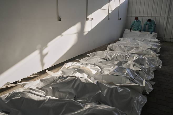 지난달 15일 이스라엘이 반환한 팔레스타인인의 시신이 가자지구 남부 칸유니스의 나세르 병원에 놓여 있다. AP연합뉴스