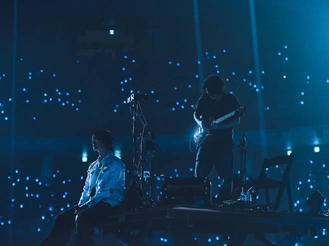 가수 우즈가 29~30일 오후 서울 잠실동 잠실실내체육관에서 열린 단독 콘서트 ‘2025 우즈 프리뷰 콘서트 : 인덱스_00’에서 무대를 펼치고 있다. EDAM엔터테인먼트 제공