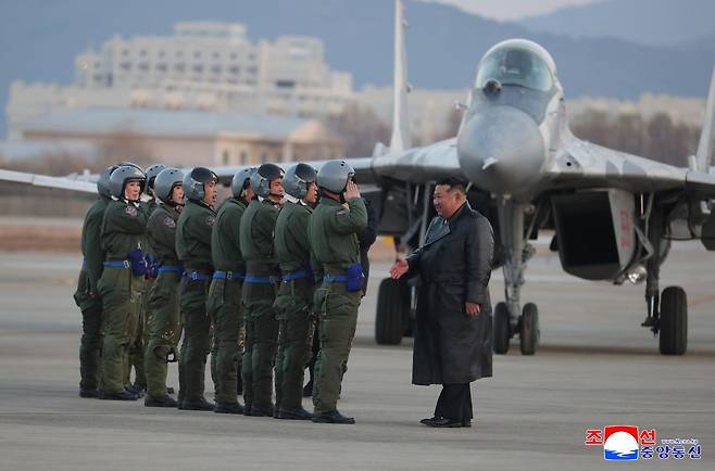 김정은 국무위원장이 딸 주애와 함께 지난 28일 제2공군사단 59길영조영웅연대 갈마비행장에서 북한 공군 창설 80주년 기념행사에 참석해 장병들을 치하하고  항공절 기념 공군 시위비행 및 기념보고대회와 기념공연을 관람했다고 조선중앙통신이 30일 보도했다. 연합뉴스