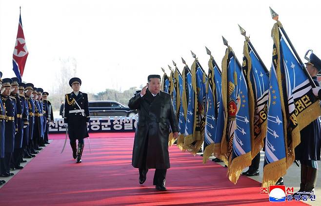 김정은 국무위원장이 딸 주애와 함께 지난 28일 제2공군사단 59길영조영웅연대 갈마비행장에서 북한 공군 창설 80주년 기념행사에 참석해 장병들을 치하하고  항공절 기념 공군 시위비행 및 기념보고대회와 기념공연을 관람했다고 조선중앙통신이 30일 보도했다. 연합뉴스