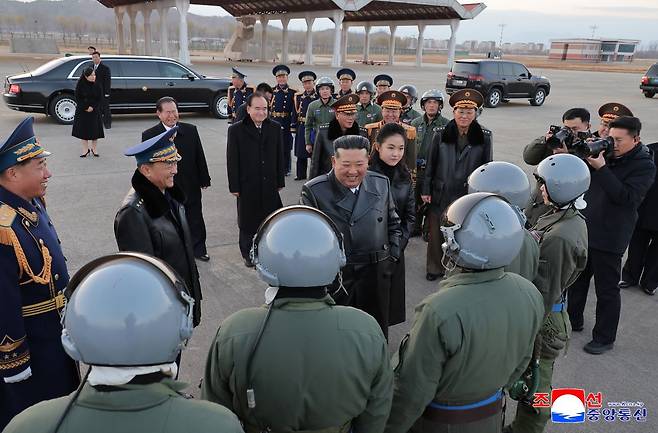 김정은 국무위원장이 딸 주애와 함께 지난 28일 제2공군사단 59길영조영웅연대 갈마비행장에서 북한 공군 창설 80주년 기념행사에 참석해 장병들을 치하하고  항공절 기념 공군 시위비행 및 기념보고대회와 기념공연을 관람했다고 조선중앙통신이 30일 보도했다. 연합뉴스