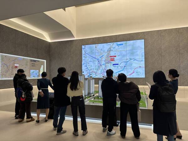 남양주왕숙 A-24, B-17블록 사전청약자들이 남양주시 별내동에 마련된 주택전시관을 둘러보고 있다. LH 경기북부지역본부 제공