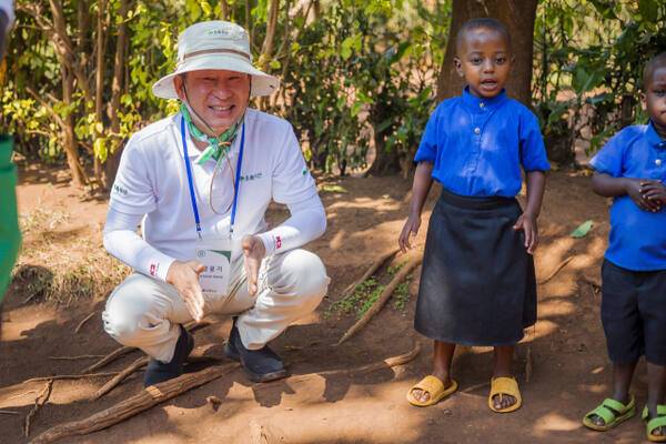 지난해 정웅기 초록우산 화성후원회 명예회장이 르완다 해외봉사활동에 나섰다. 초록우산 경기지역본부 제공