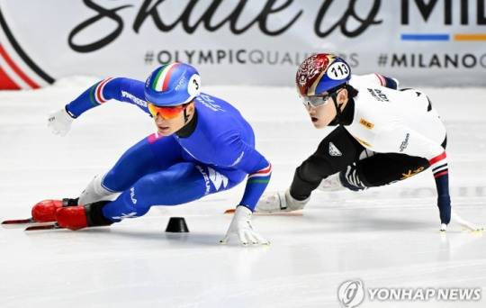 경쟁하는 임종언(오른쪽). 사진[AP=연합뉴스]