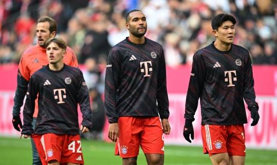 장크트 파울리전에 앞서 동료들과 몸 푸는 뮌헨의 김민재(맨 오른쪽). 사진[로이터=연합뉴스]