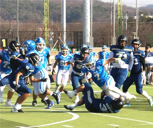 수비를 뚫고 돌파하는 연세대 이재성(7번). 사진[연합뉴스]