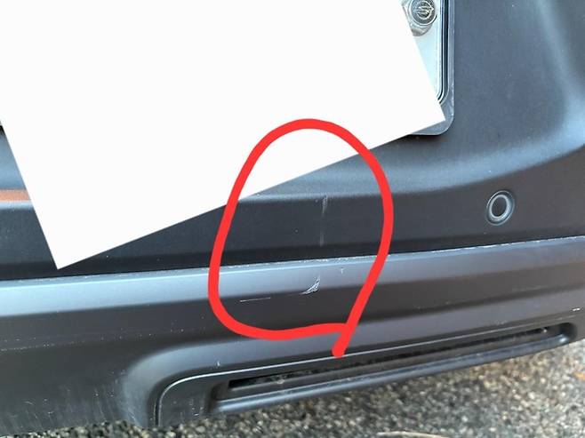 국내 최대 자동차 커뮤니티에 올라온 접촉사고 사진.[SNS]