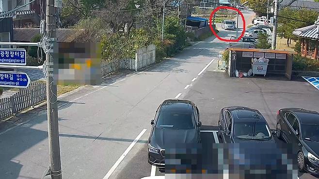 지난 5일 오후 1시께 충남 공주의 시골 길에서 발생한 접촉사고, CCTV에 촬영된 후진 차량의 접촉사고 화면.[SNS]